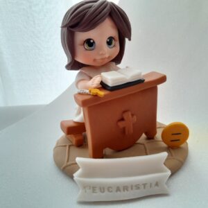 Menina rezando - Primeira Eucaristia